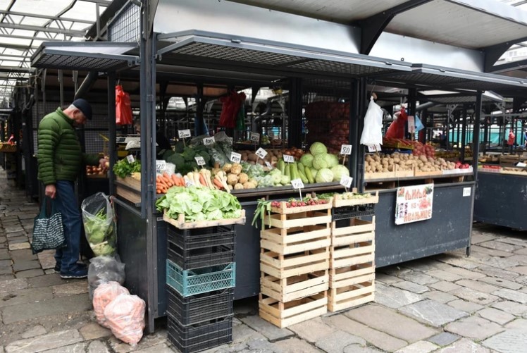„Nije bilo lako kao žena u poslu gdje dominiraju muškarci“ Baka (78) već 60 godina ustaje u 4 ujutro i još svakog dana radi na pijaci „Nije bilo lako kao žena u poslu gdje dominiraju muškarci“ Baka (78) već 60 godina ustaje u 4 ujutro i još svakog dana radi na pijaci