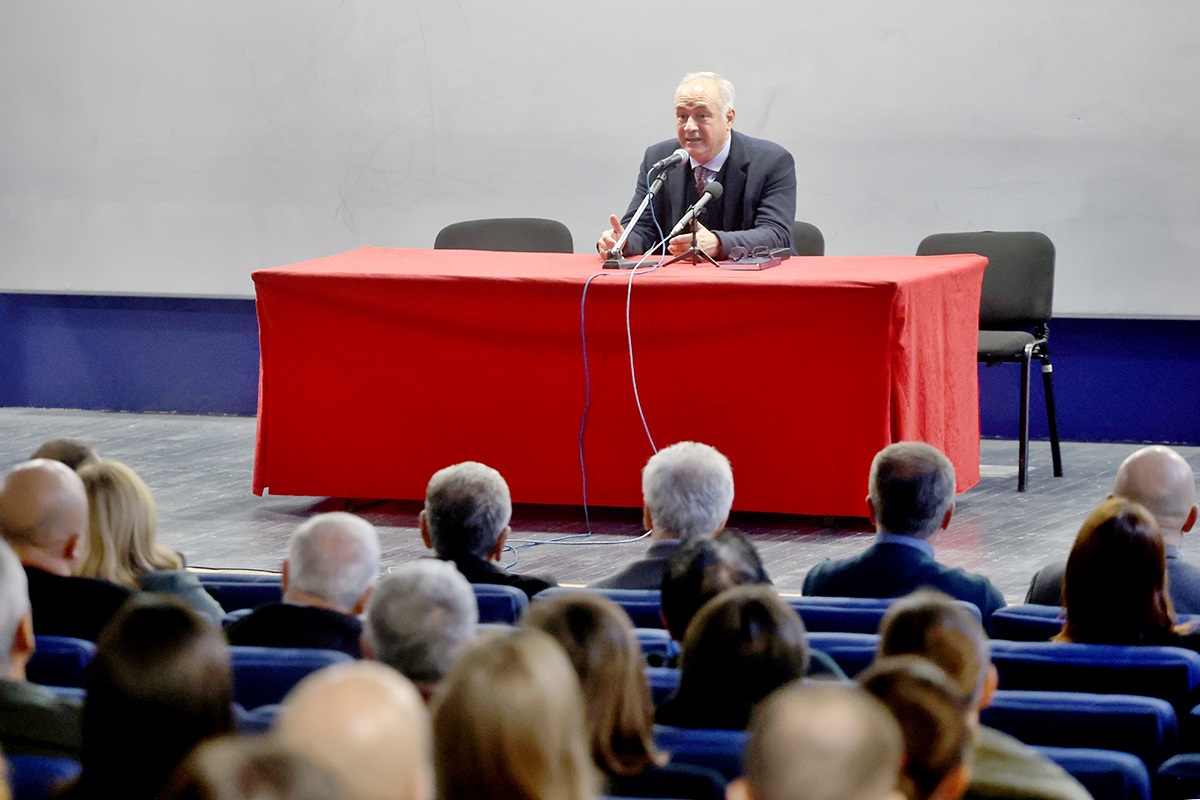 Izuzetno predavanje prof. dr Mila Lompara o Dučiću i Njegošu u Trebinju Izuzetno predavanje prof. dr Mila Lompara o Dučiću i Njegošu u Trebinju