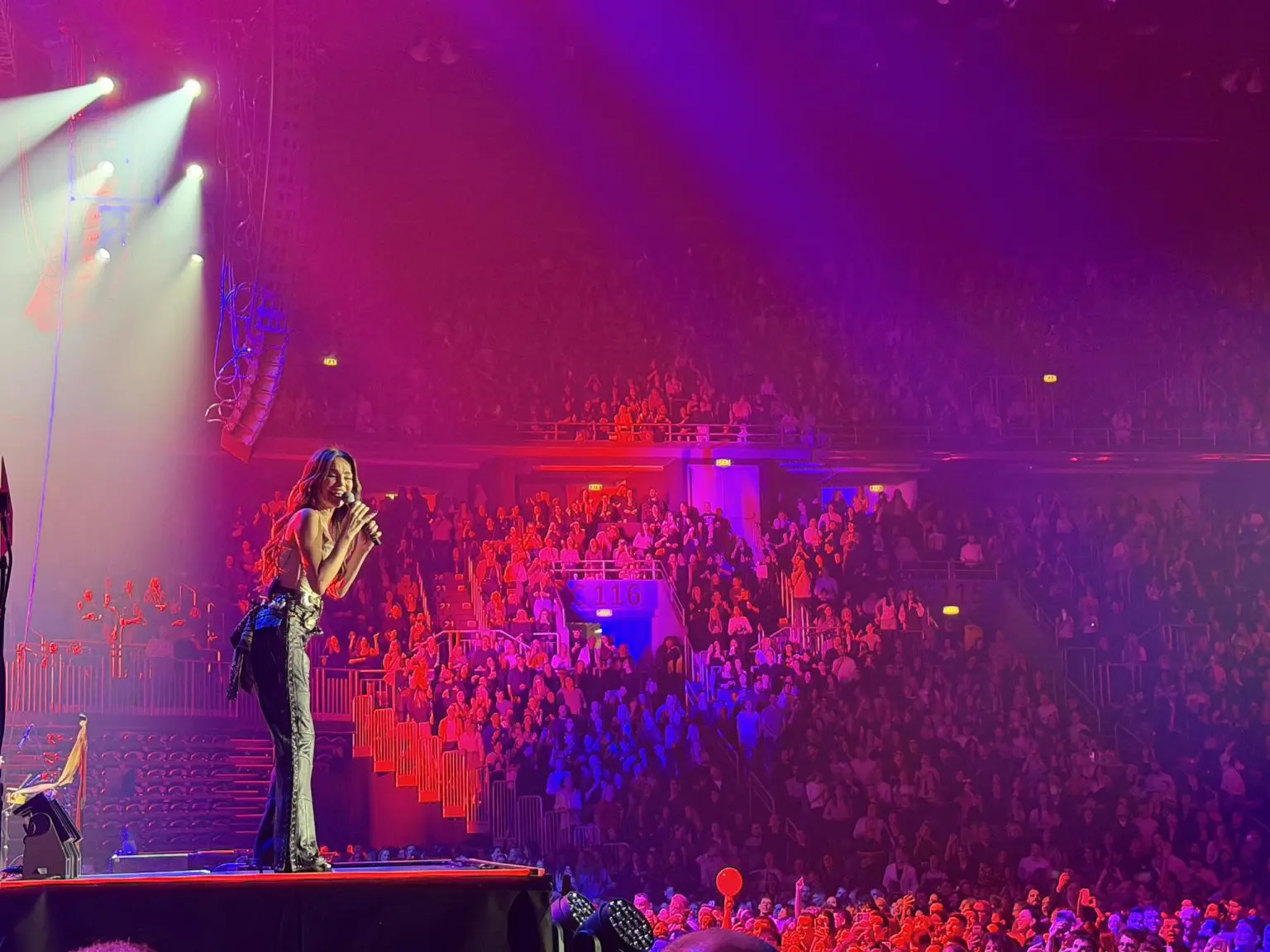 Severina pred prepunom Arenom: ‘Obranićemo se od crnila i sačuvati od bagre, i u Zagrebu i u Splitu’ Severina pred prepunom Arenom: ‘Obranićemo se od crnila i sačuvati od bagre, i u Zagrebu i u Splitu’