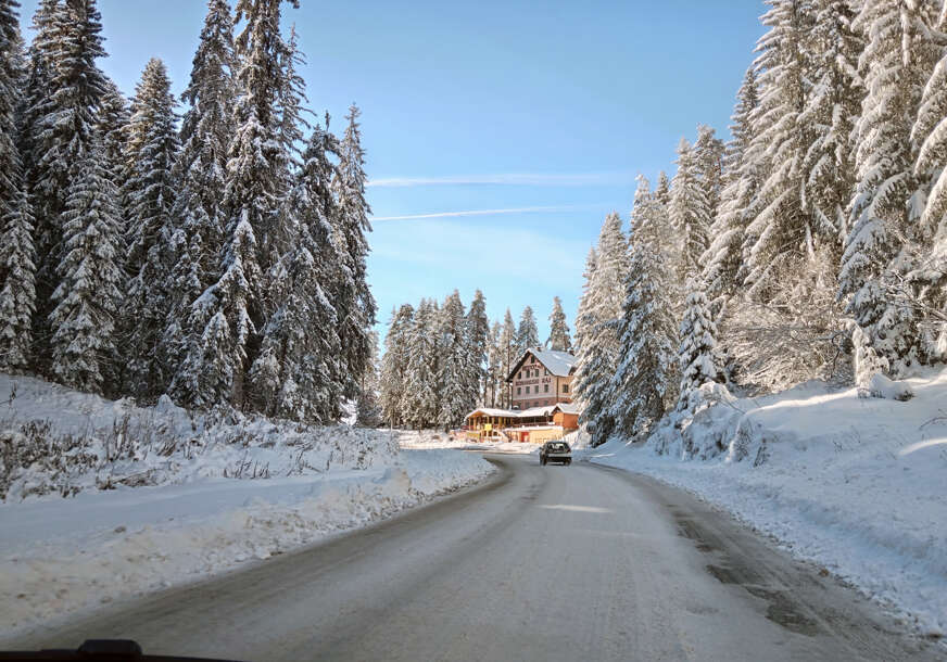VOZAČI, VOZITE PAŽLJIVO Saobraćaj se odvija usporeno, preko Romanije zabranjeno kretanje teretnih vozila