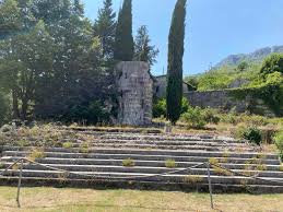 Spomen-kosturnica u Zavali uništena i napuštena Spomen-kosturnica u Zavali uništena i napuštena