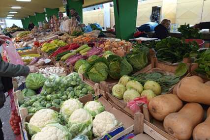 Najskuplji su oljušteni orasi, a NAJJEFTINIJI KUPUS: Evo šta se najviše traži i koliko košta voće i povrće na banjalučkoj Tržnici Najskuplji su oljušteni orasi, a NAJJEFTINIJI KUPUS: Evo šta se najviše traži i koliko košta voće i povrće na banjalučkoj Tržnici