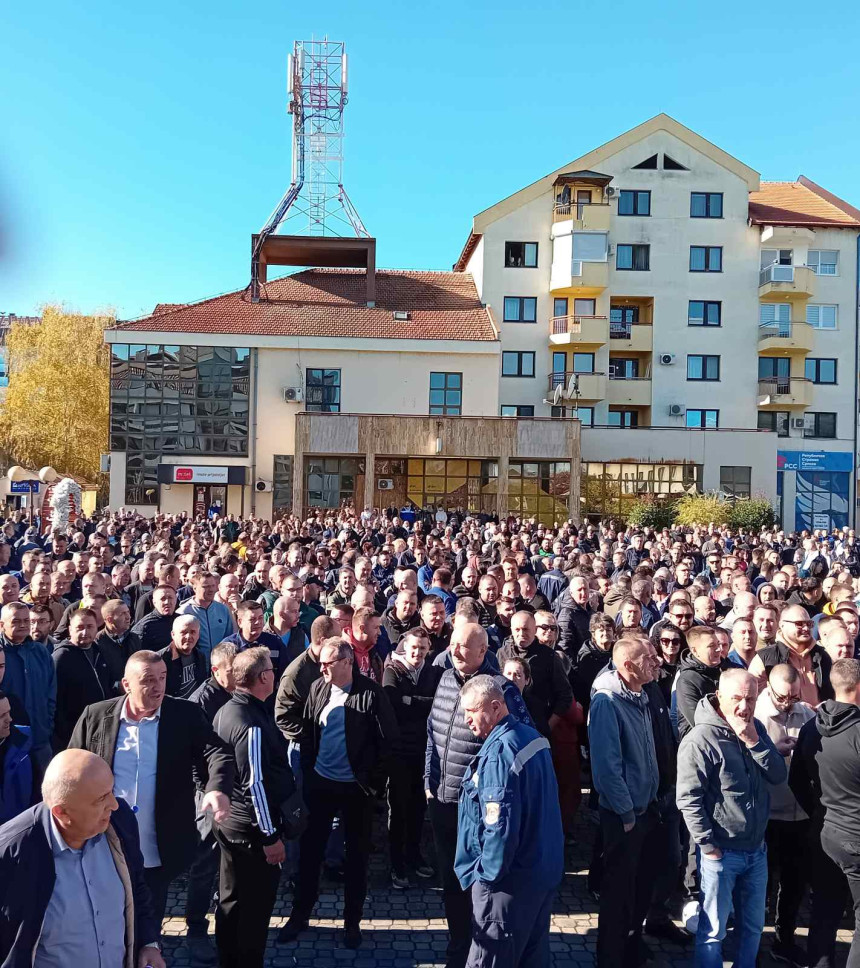 Protest rudara u Ugljeviku – nećemo GAS-ERS, hoćemo naš ugalj našem preduzeću (UŽIVO) Protest rudara u Ugljeviku – nećemo GAS-ERS, hoćemo naš ugalj našem preduzeću (UŽIVO)