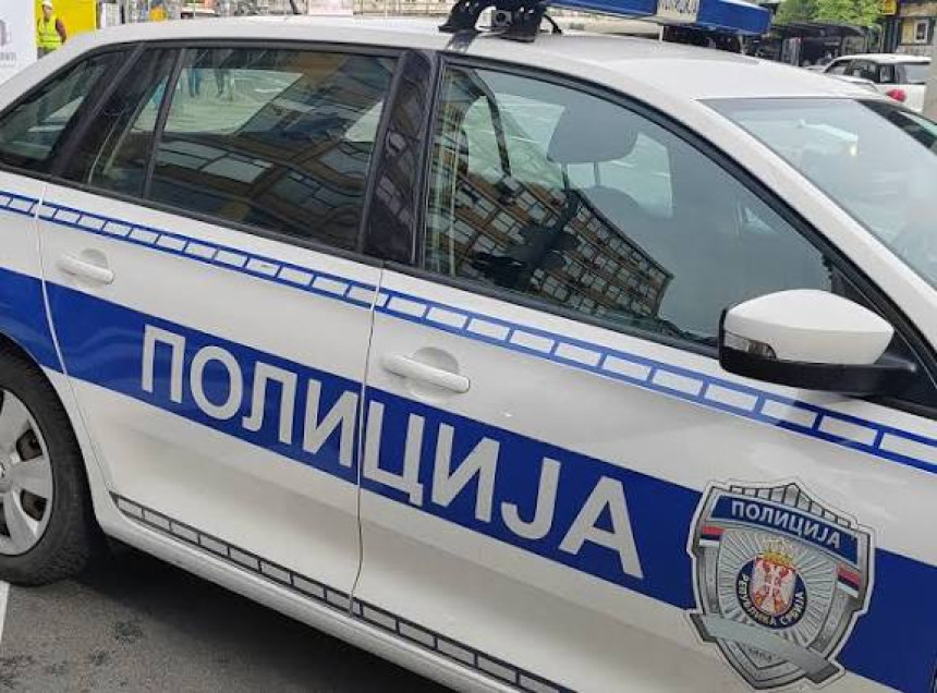 Beograd: Djevojka iz BiH nožem napala policajca Beograd: Djevojka iz BiH nožem napala policajca
