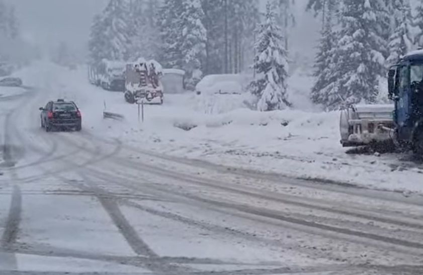 Prvi snijeg, totalni kolaps u Srpskoj: Od neočišćenog autoputa, do naselja u mraku i hladnih radijatora Prvi snijeg, totalni kolaps u Srpskoj: Od neočišćenog autoputa, do naselja u mraku i hladnih radijatora