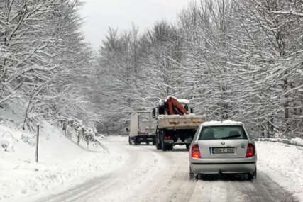 Budite oprezni: Poledica i ugažen snijeg OTEŽAVAJU SAOBRAĆAJ u višim predjelima