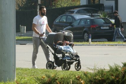 Da li je to „ženski posao“? Brigu o bebama preuzelo samo 1% tata u Srpskoj, evo šta očeve najviše koči