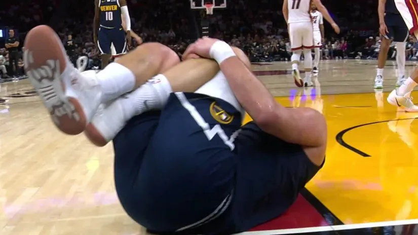 Povredio se Jokić! Saigrač ga slučajno nagazio, stradalo koleno (VIDEO Ne deluje dobro na prvi pogled