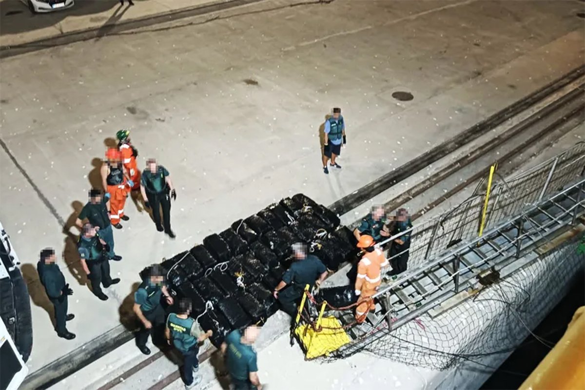 Srbi uhapšeni u Španiji: Pronađena tona kokaina, objavljeni snimci luksuznog života Srbi uhapšeni u Španiji: Pronađena tona kokaina, objavljeni snimci luksuznog života