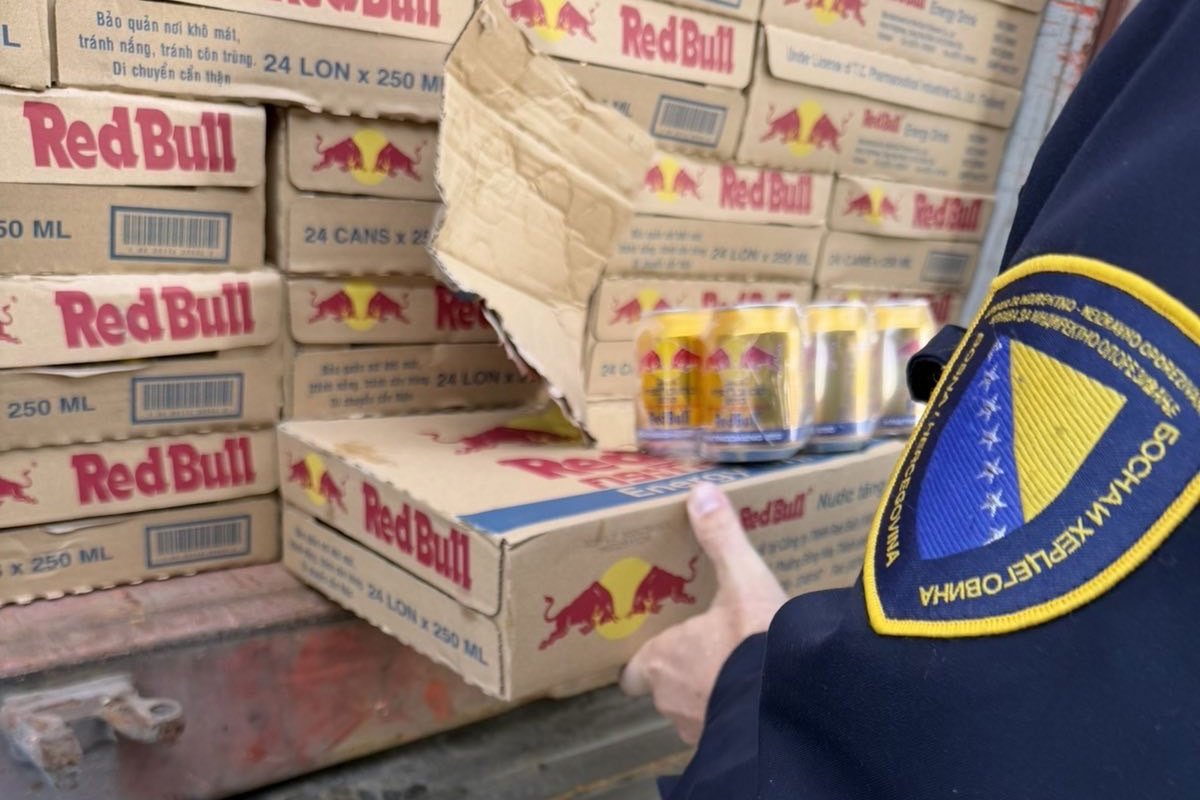 U Gradišci pronašli 69.600 limenki lažnog Red Bulla (FOTO, VIDEO)