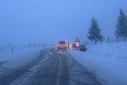 SNIJEG OKOVAO PUTEVE Na Manjači automobil završio u kanalu zbog neočišćenog kolovoza, vozačima se savjetuje oprez