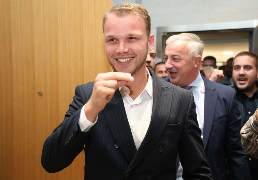 “Ko jednom izda, izdaće opet” SDS u Ugljeviku OSUO DRVLJE I KAMENJE po Stanivukoviću “Ko jednom izda, izdaće opet” SDS u Ugljeviku OSUO DRVLJE I KAMENJE po Stanivukoviću