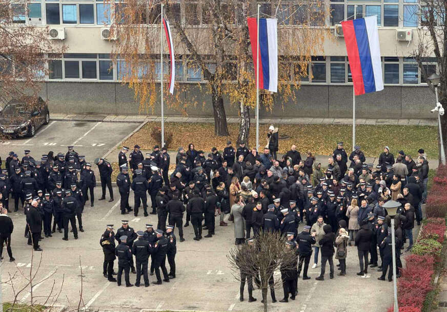 U trenutku izricanja presude za ubistvo Radenka Bašića: Policajci na ulicama širom Srpske zaustavili vozila i upalili rotacije U trenutku izricanja presude za ubistvo Radenka Bašića: Policajci na ulicama širom Srpske zaustavili vozila i upalili rotacije