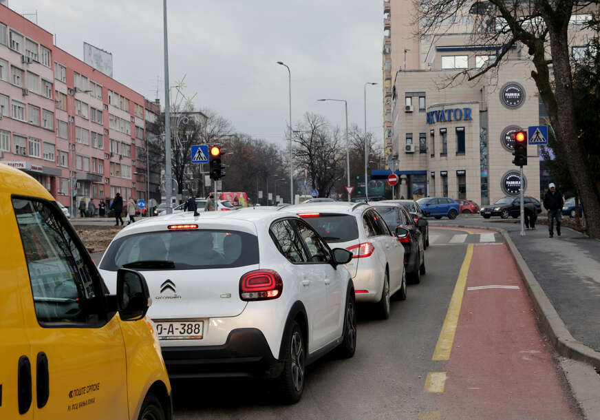 Vozačima se savjetuje oprez: Radovi, klizišta i magla uzrokuju usporen i povremeno obustavljen saobraćaj