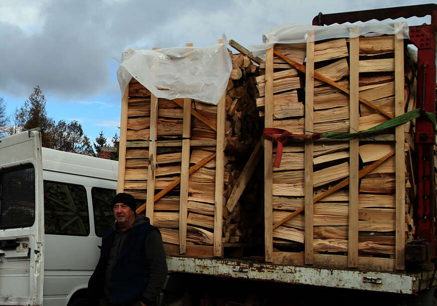 Za one kojima je usred zime zafalilo drva: Paleta bukve i do 290 KM, a evo koliko košta VREĆA OD 30 CJEPANICA