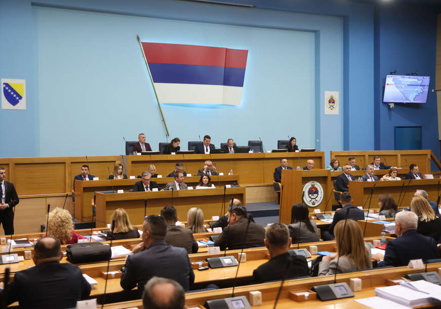 Nastavljena sjednica NS RS: Juče dominirali arbitražni sporovi i sumnjivi letovi, a danas je pred poslanicima OVO