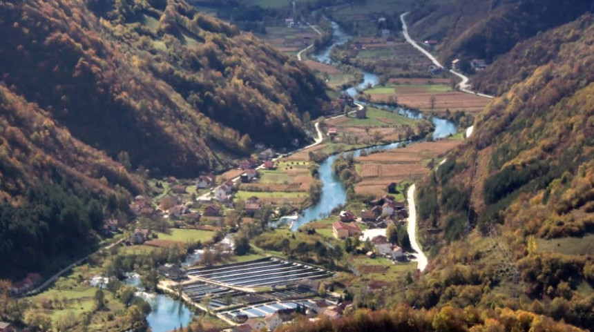 U potrazi za zlatom u Jezeru buše tokom noći i pod reflektorima U potrazi za zlatom u Jezeru buše tokom noći i pod reflektorima