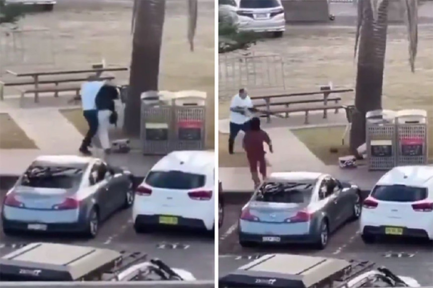 Muškarac skočio na leđa napadača iz Sidneja (video) Muškarac skočio na leđa napadača iz Sidneja (video)