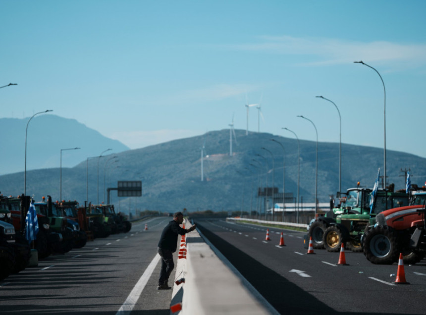 Poljoprivrednici traktorima i dalje blokiraju puteve