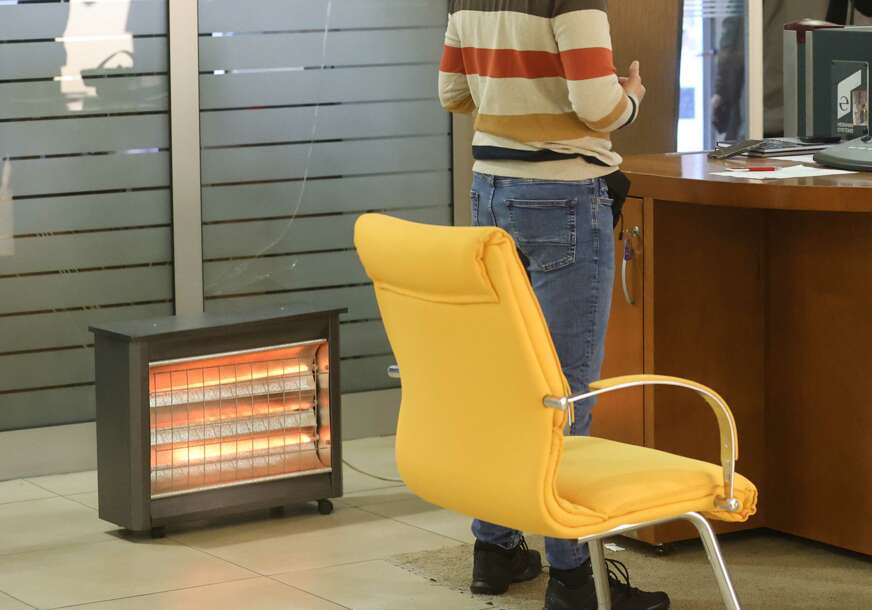 KAO U HLADNJAČI Zbog nekvalitetnog grijanja u Narodnoj skupštini RS grijalice rade PUNOM PAROM