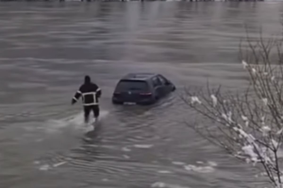 Oglasio se vatrogasac Rade koji je ušao u ledenu Drinu i upalio golf Oglasio se vatrogasac Rade koji je ušao u ledenu Drinu i upalio golf