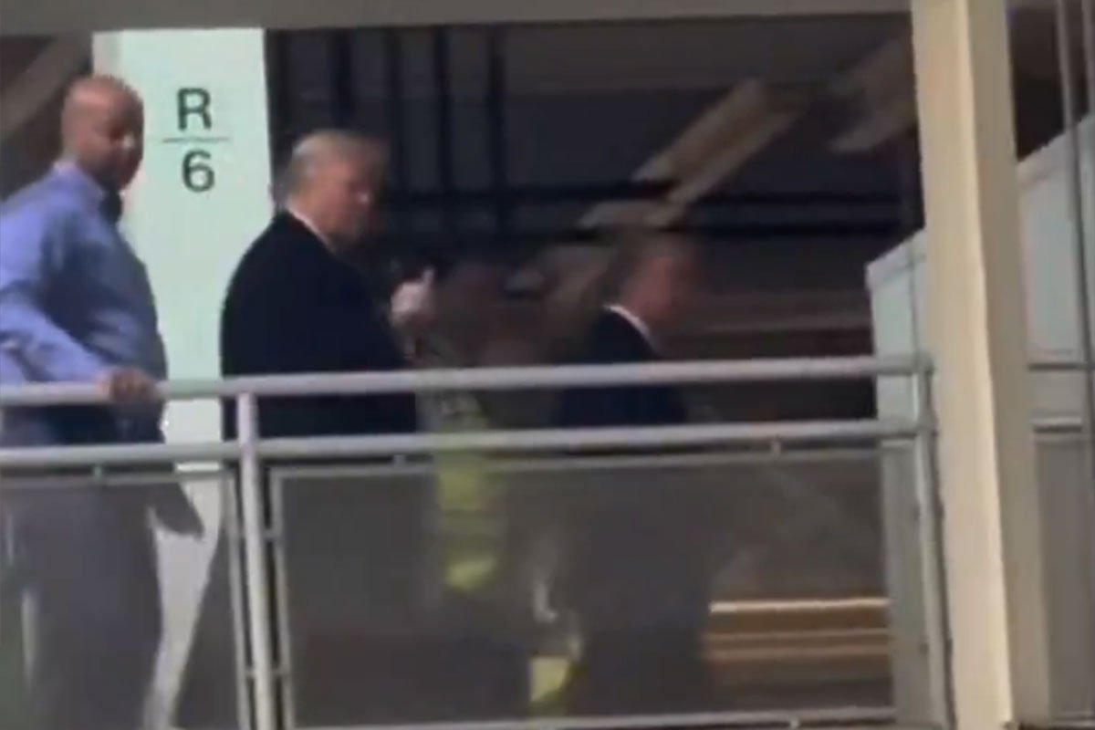 Tramp pokazao srednji prst radniku fabrike, oglasila se Bijela kuća