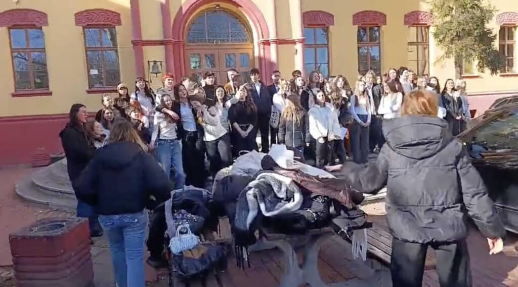 Hor Karlovačke gimnazije odbio da svira u prisustvu SNS predsjednika opštine Hor Karlovačke gimnazije odbio da svira u prisustvu SNS predsjednika opštine