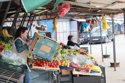 „Kako ih nije sramota“ Otkrivena nova prevara na pijacama, isto se dešava i u marketima