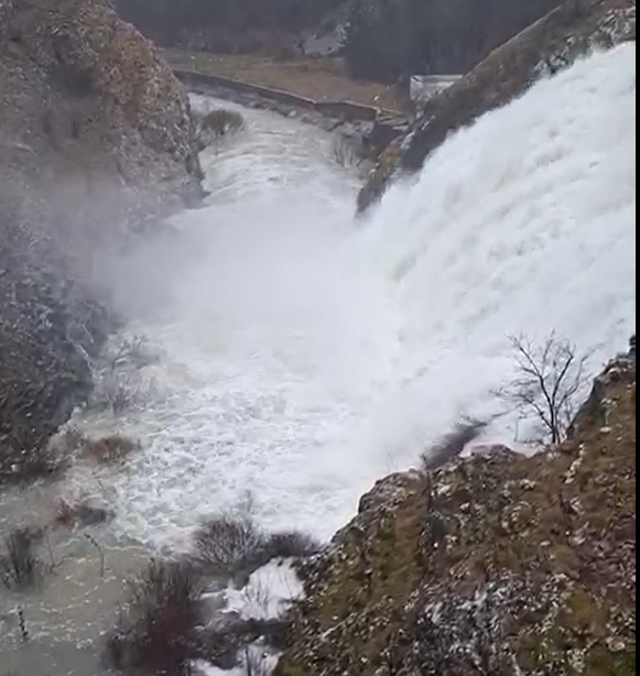 Ogromna količina vode se ispušta iz jezera Klinje kod Gacka, u opasnosti Avtovac VIDEO