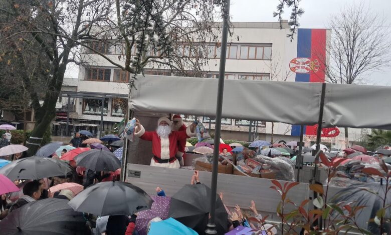 Osmijesi na ulicama Bileće: božićni defile i 1.000 paketića za najmlađe