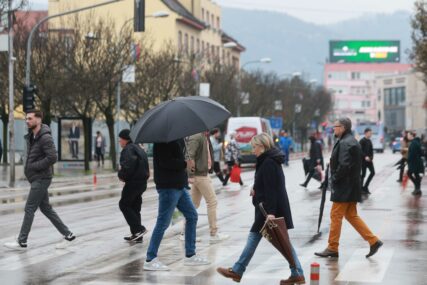 Zašto ovdje niko NE IZLAZI NA ULICE? Gušimo se u skupoći, ćutimo, BIJESNO KOMENTARIŠEMO, a revoltirani samo onlajn
