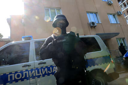 Obavljeni pretresi na više lokacija: U policijskoj akciji uhapšen Jovan Delić, oduzeta droga, novac i telefon