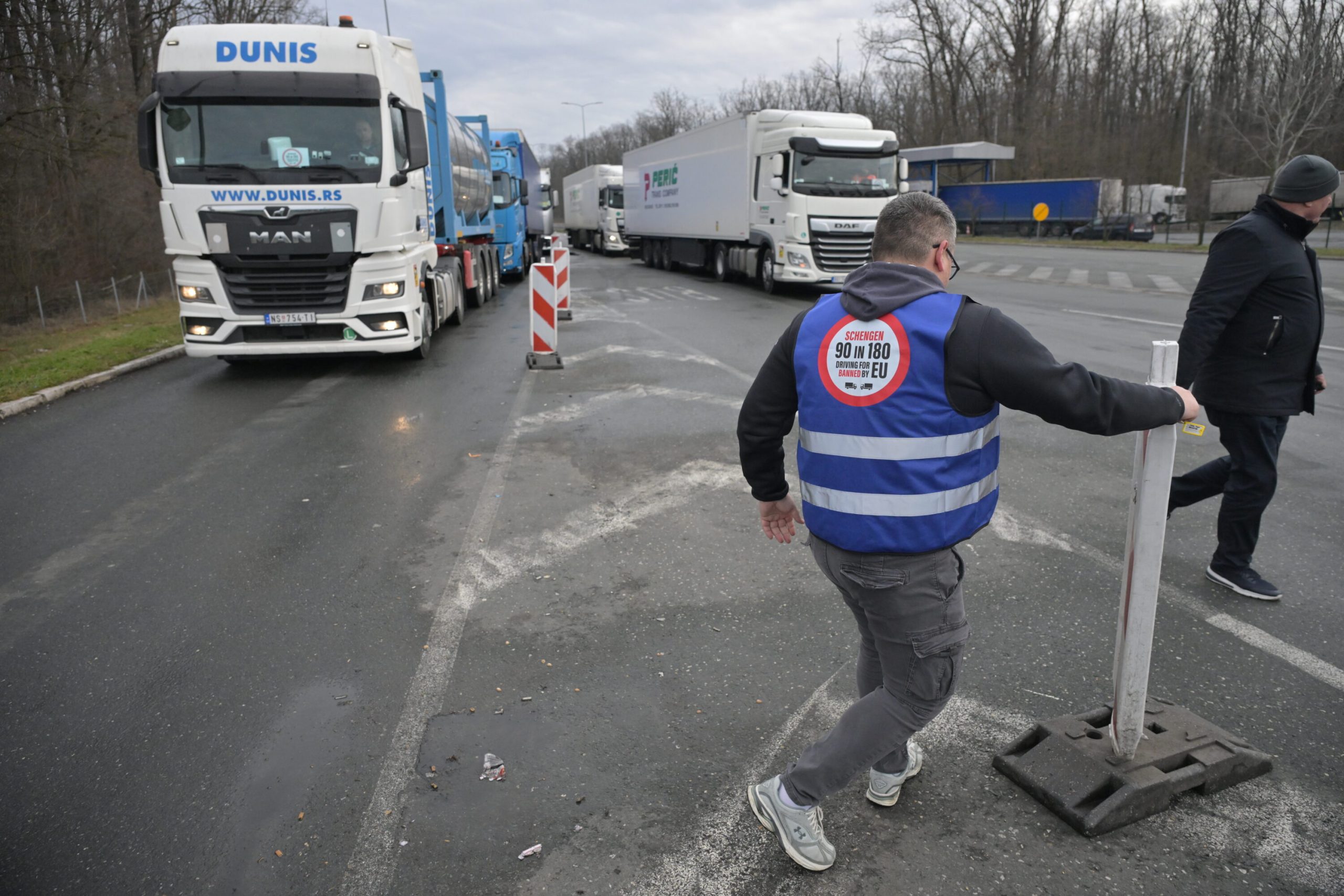 Prevoznici u BiH i regionu nastavljaju BLOKADE NA GRANICAMA: Traže izmjene pravila boravka vozača u EU i rješenje problema deportacija Prevoznici u BiH i regionu nastavljaju BLOKADE NA GRANICAMA: Traže izmjene pravila boravka vozača u EU i rješenje problema deportacija