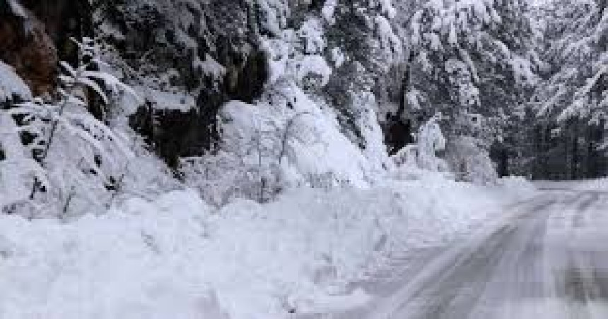 Oprez vozačima: Preko planinskih prevoja snijeg i led Oprez vozačima: Preko planinskih prevoja snijeg i led
