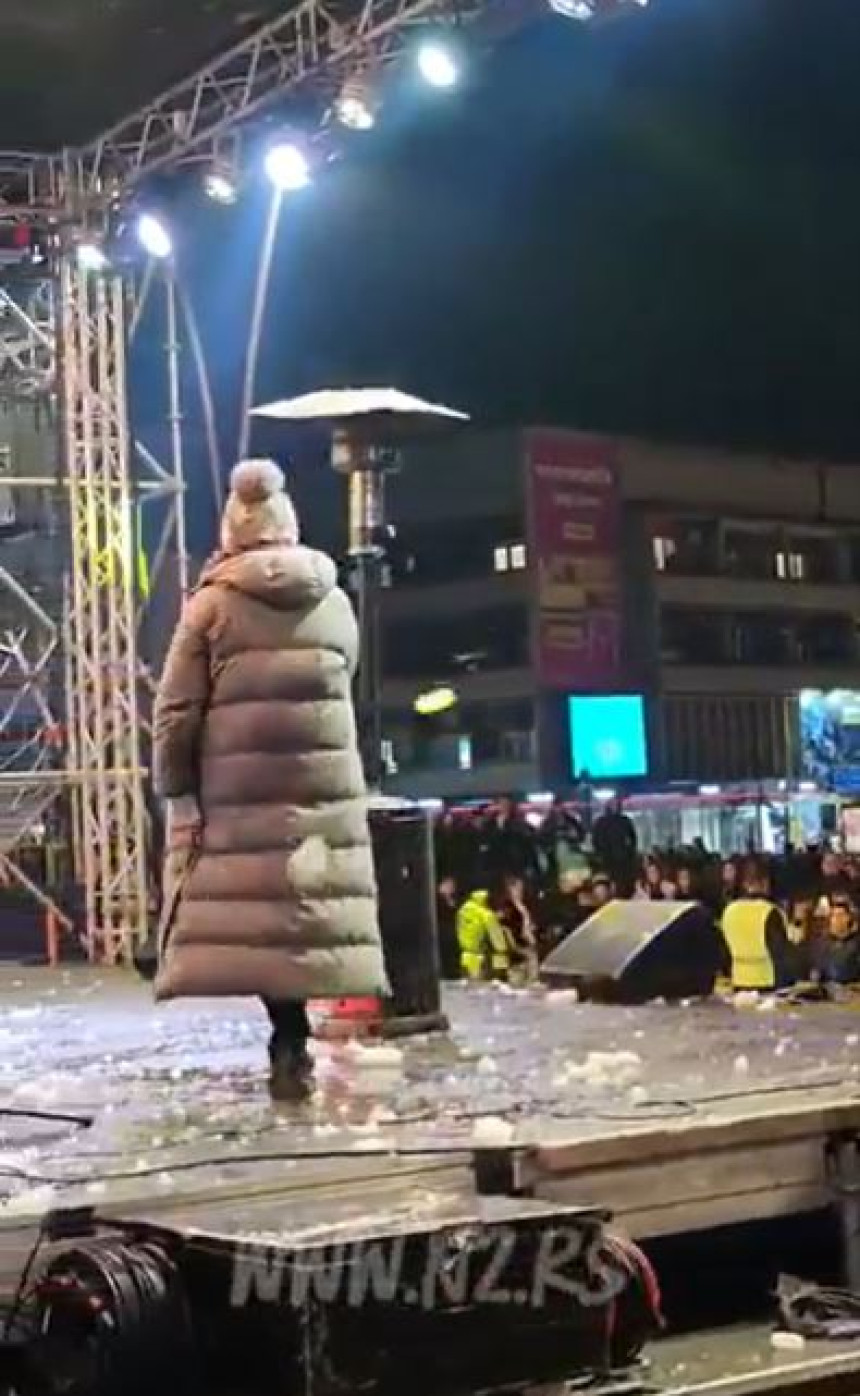 Haos na koncertu: Anu Bekutu gađali grudvama u Čačku