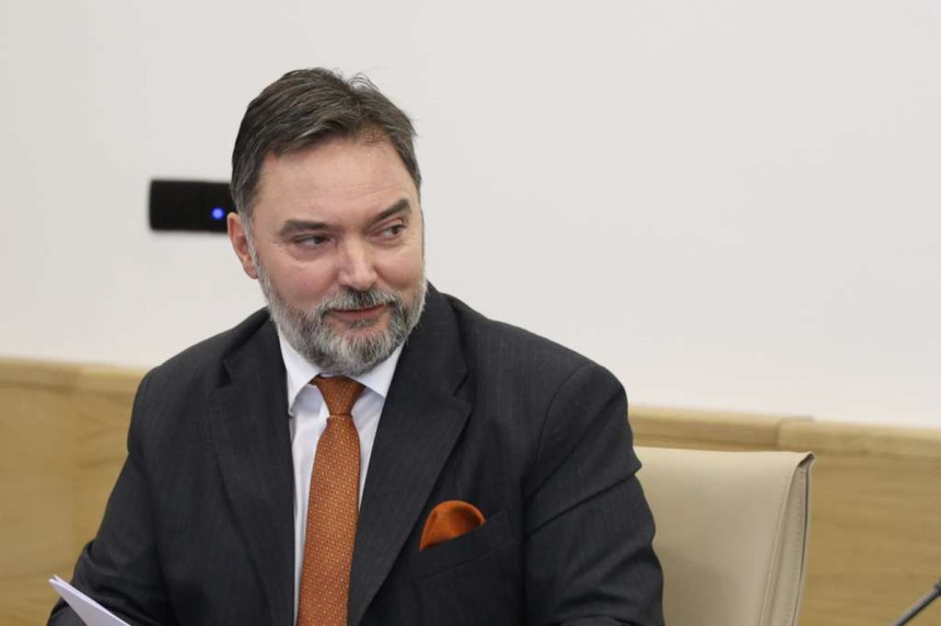 Ministarstvo Košarca nabavilo novi namještaj i računare