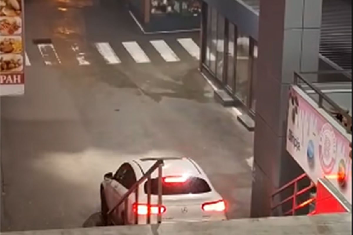 Uhapšen vozač koji je mercedesom sišao niz stepenice na „Tržnici“ u Banjaluci, imao 2,2 promila