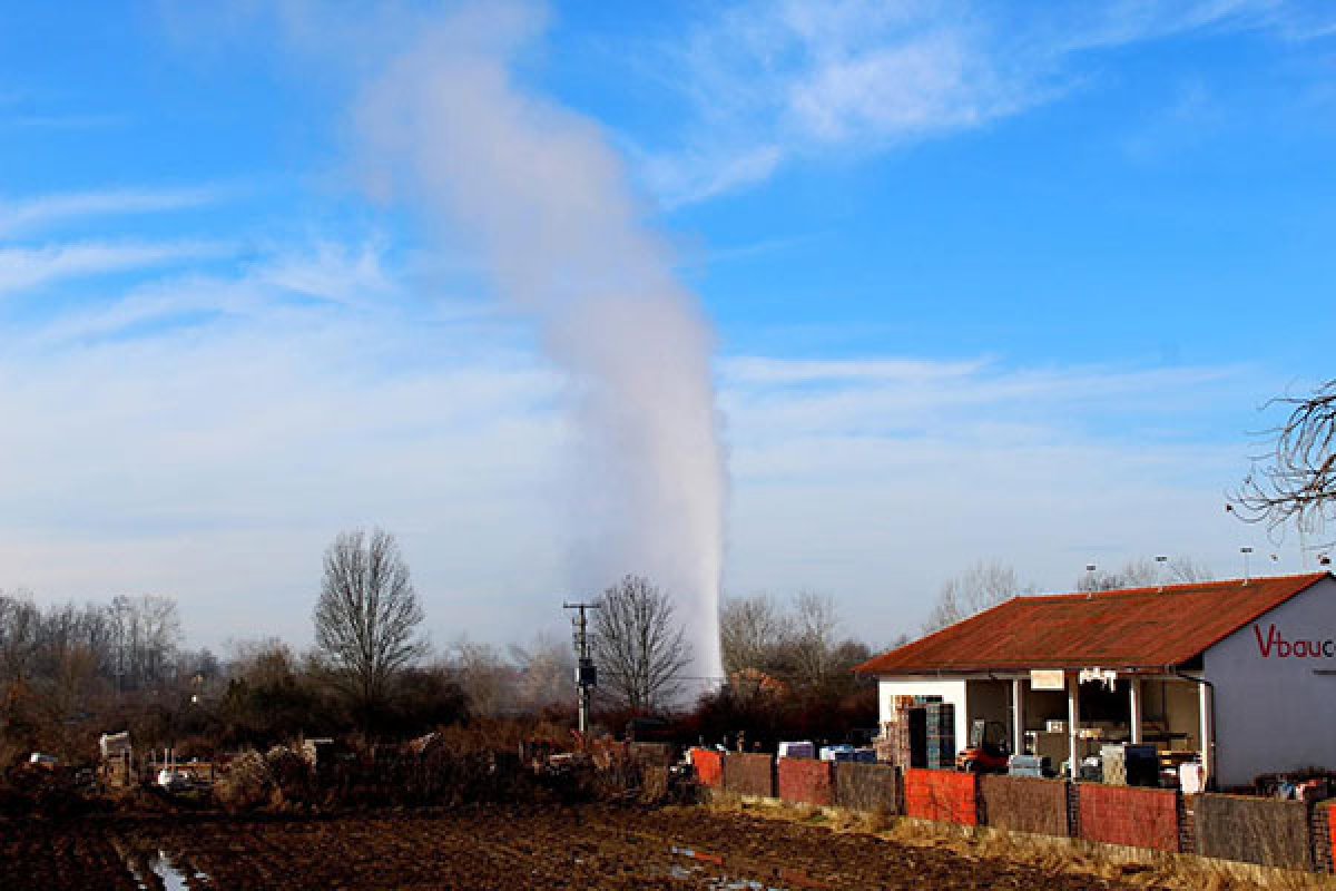 U BiH izbio gejzir, geolog tvrdi da ima nafte (FOTO/VIDEO)