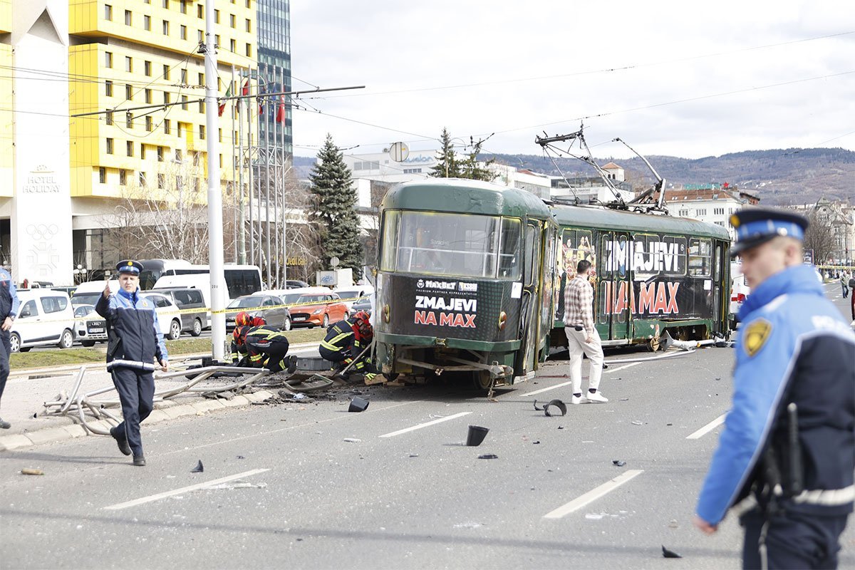 Svjedok užasne nesreće: Prije ulijetanja u krivinu vozač je mahao rukama Svjedok užasne nesreće: Prije ulijetanja u krivinu vozač je mahao rukama