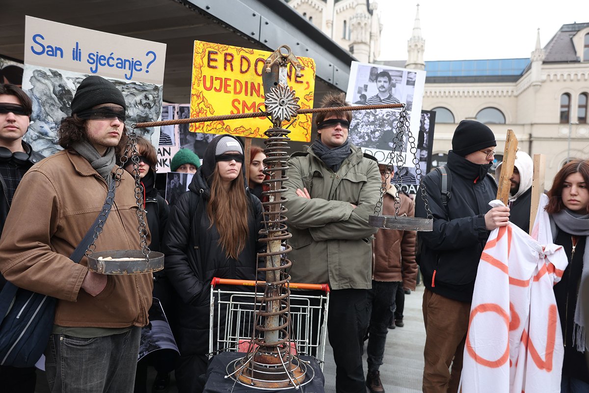 Protest u Sarajevu: Okupljeni ispred Tužilaštva, mladi sa povezima (VIDEO, FOTO) Protest u Sarajevu: Okupljeni ispred Tužilaštva, mladi sa povezima (VIDEO, FOTO)