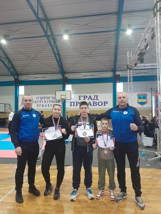 Nove medalje za Gačane u kik boksu Nove medalje za Gačane u kik boksu