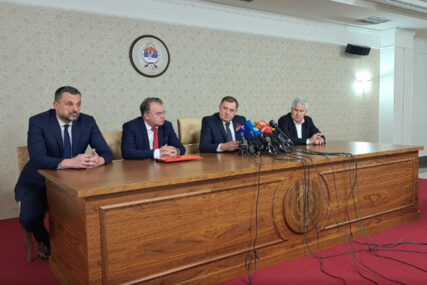 POLITIČKE KALKULACIJE Ko je digao glas, a ko izabrao tišinu nakon Tompsonovog koncerta u Širokom Brijegu POLITIČKE KALKULACIJE Ko je digao glas, a ko izabrao tišinu nakon Tompsonovog koncerta u Širokom Brijegu