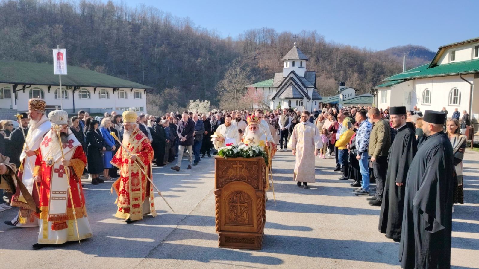 Proslavili slavu Nilolajeve svetinje na Sokolu, zadužbini vladike Lavrentija: Sedam decenija od upokojenja lelićkog sveca, srpskog gorostasa Proslavili slavu Nilolajeve svetinje na Sokolu, zadužbini vladike Lavrentija: Sedam decenija od upokojenja lelićkog sveca, srpskog gorostasa
