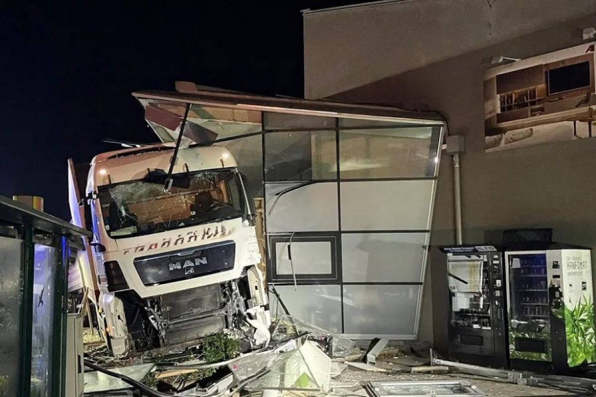 Vozač iz BiH “zakucao” se u poslovnu zgradu