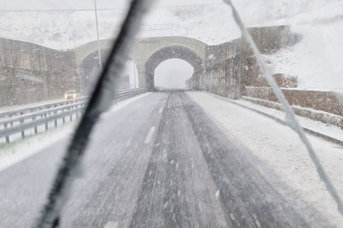 Snijeg usporio saobraćaj na auto-putu „9. januar“: „Putarina naplaćena kao da je očišćen“