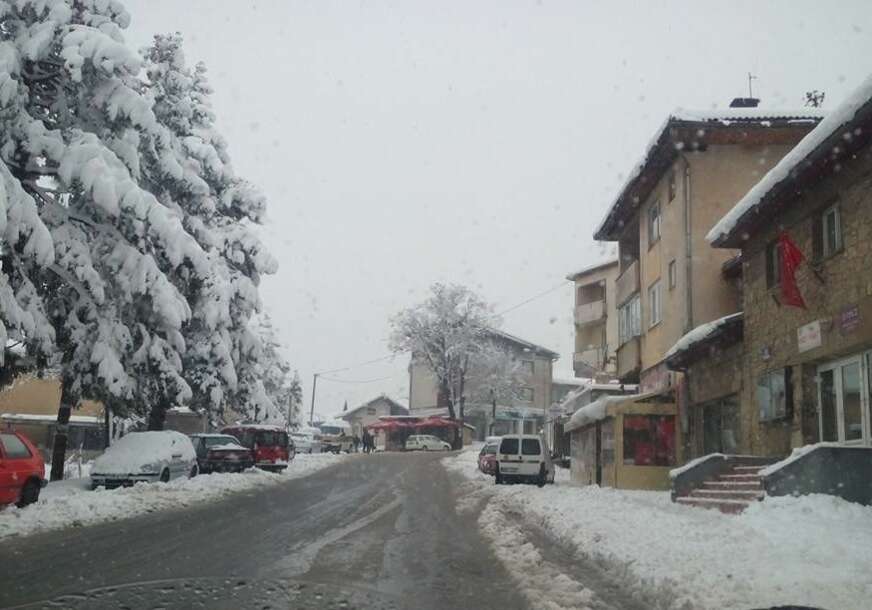 Situacija veoma teška: Visina SNIJEGA U KNEŽEVU i do jednog metra, prijeti šteta na objektima