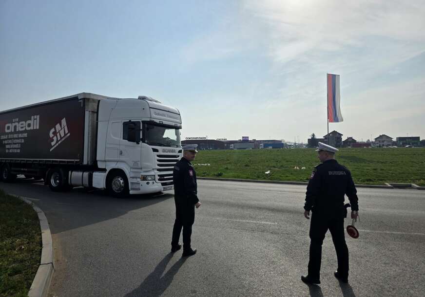 Policija im ne da mrdnuti: Pred graničnim prelazom u Gradišci BLOKIRANO 35 KAMIONA