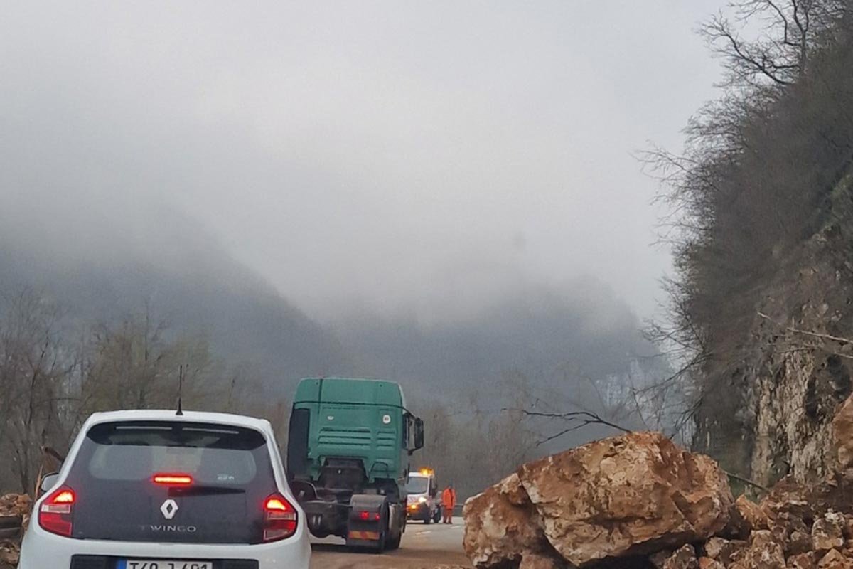 Obilne padavine izazvale klizišta i odrone u Srpskoj: Više putnih pravaca zatvoreno Obilne padavine izazvale klizišta i odrone u Srpskoj: Više putnih pravaca zatvoreno