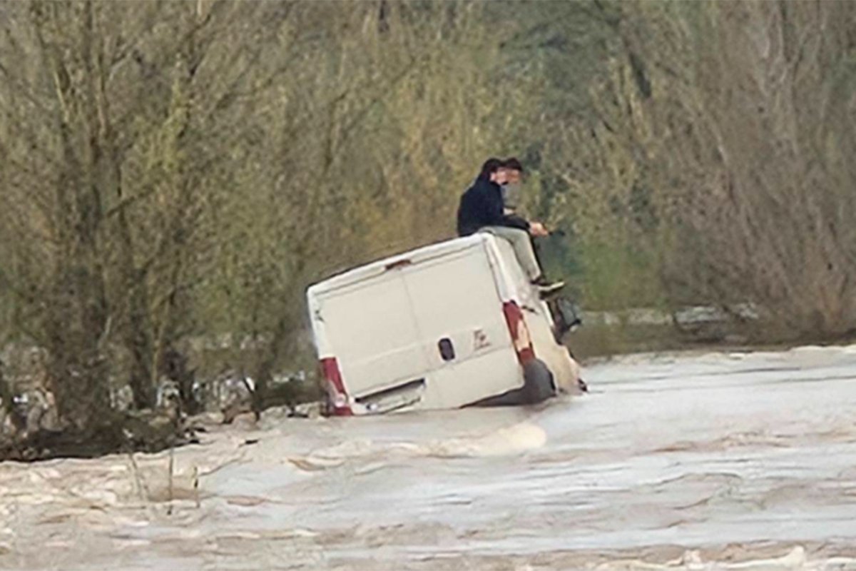 Ignorisali upozorenja pa završili u bujici: Spaseni sa krova kombija (FOTO) Ignorisali upozorenja pa završili u bujici: Spaseni sa krova kombija (FOTO)