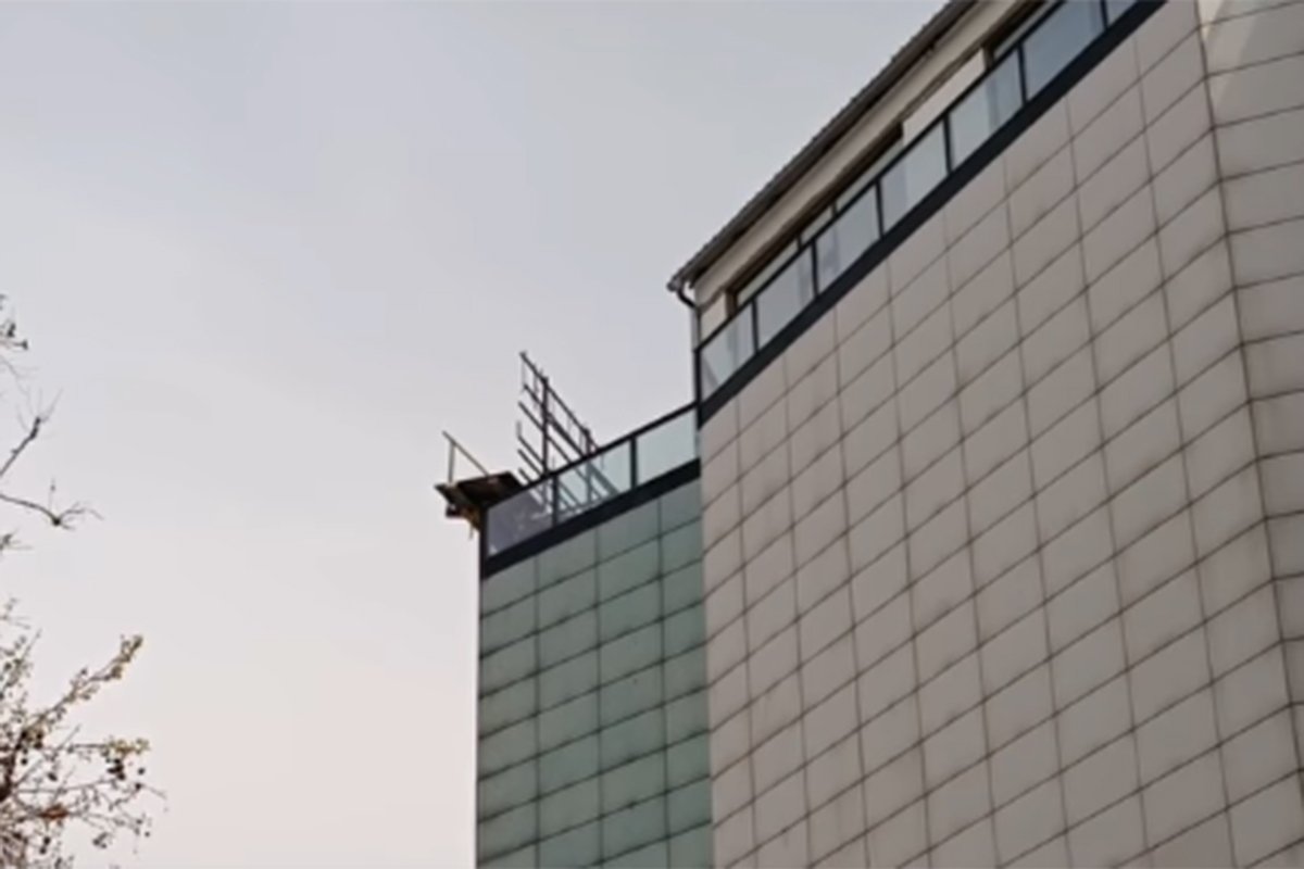 Pala skela sa tržnog centra u Novom Sadu, povrijeđena žena (VIDEO) Pala skela sa tržnog centra u Novom Sadu, povrijeđena žena (VIDEO)